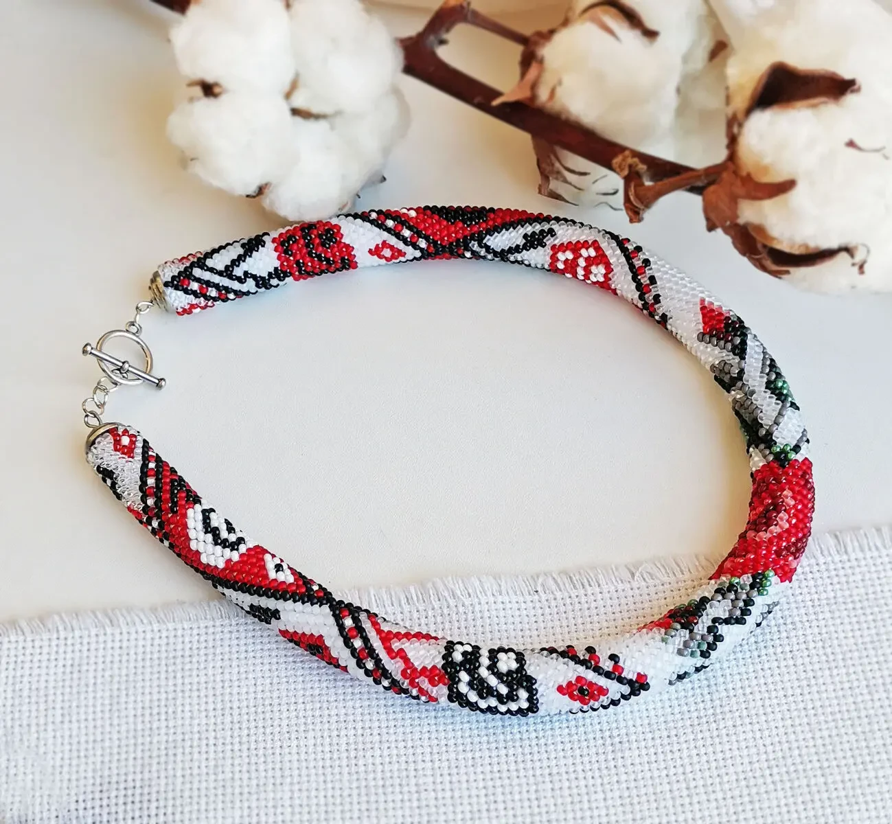 Прикраса із бісеру кольє-джгут Троянда фортуни 9