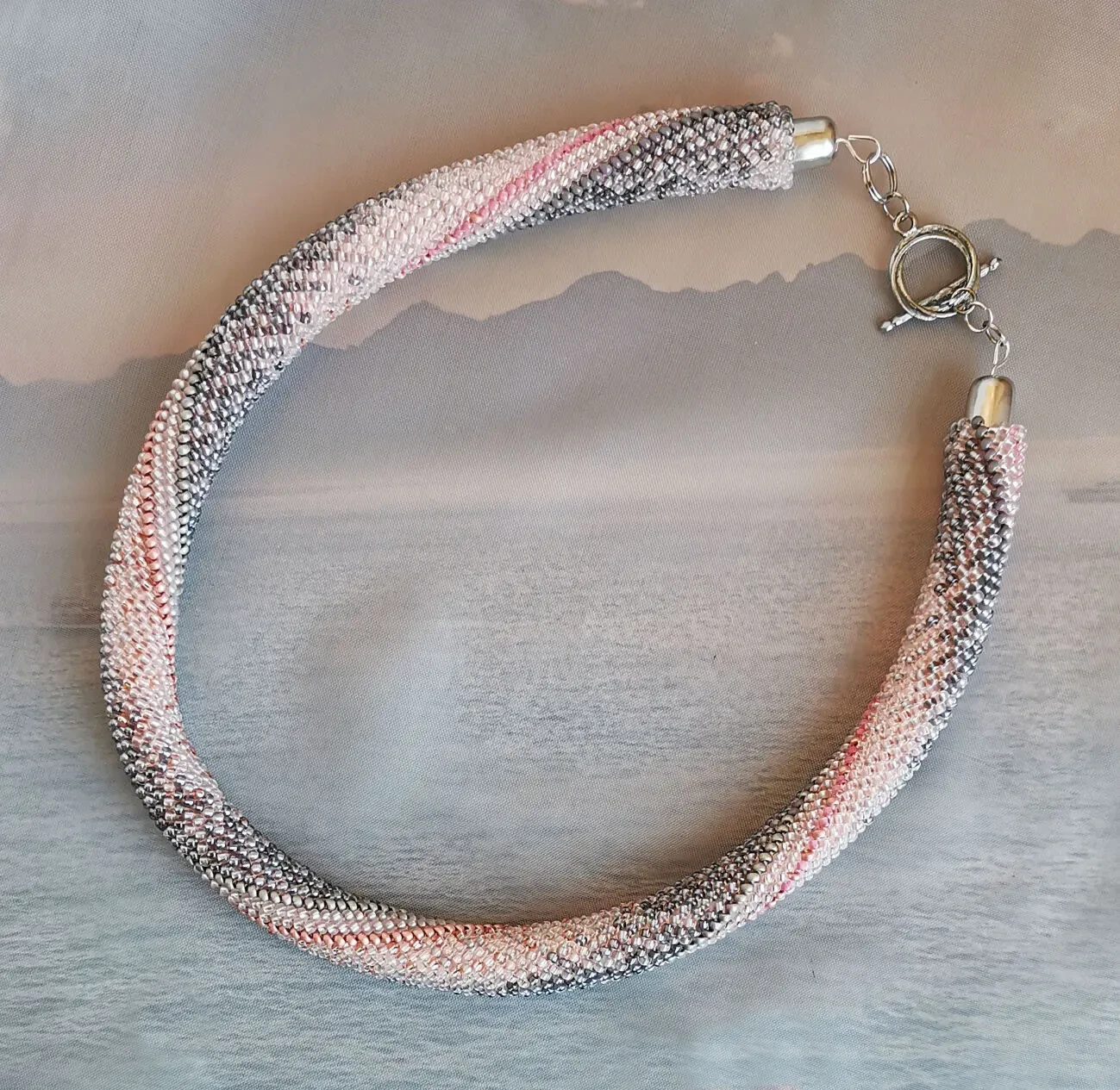 Прикраса із бісеру кольє-джгут Срібний світанок 3