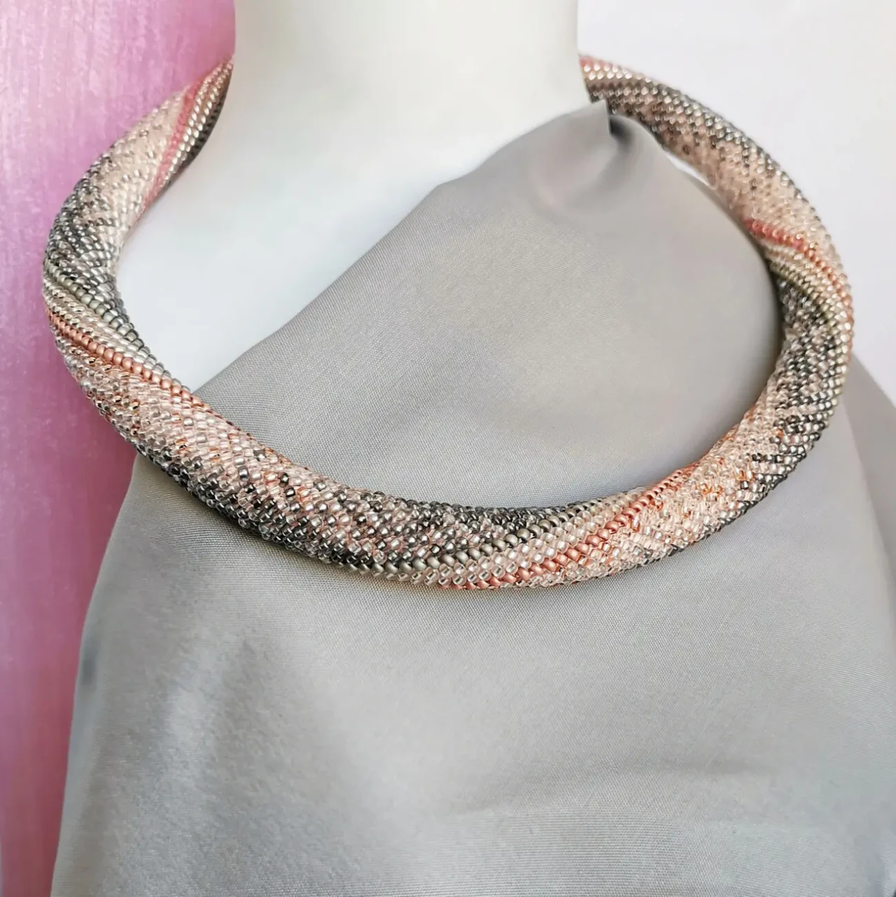 Прикраса із бісеру кольє-джгут Срібний світанок 5