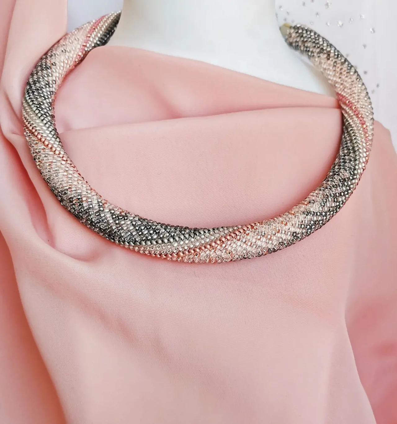 Прикраса із бісеру кольє-джгут Срібний світанок 7