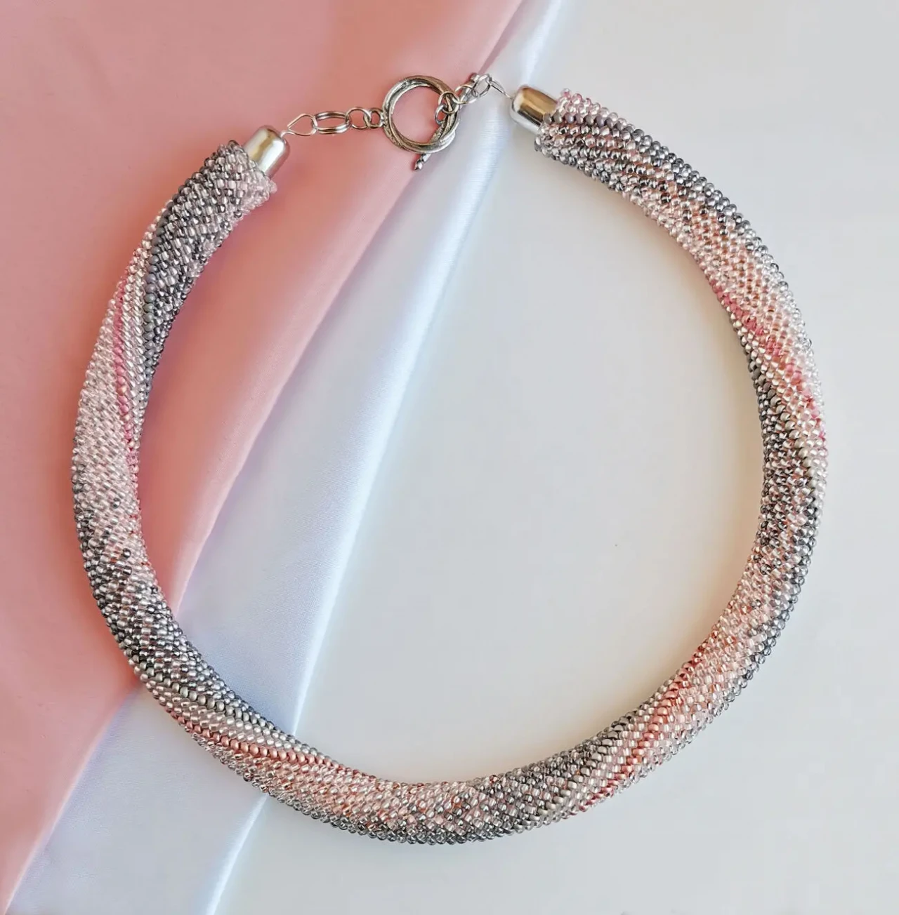 Прикраса із бісеру кольє-джгут Срібний світанок