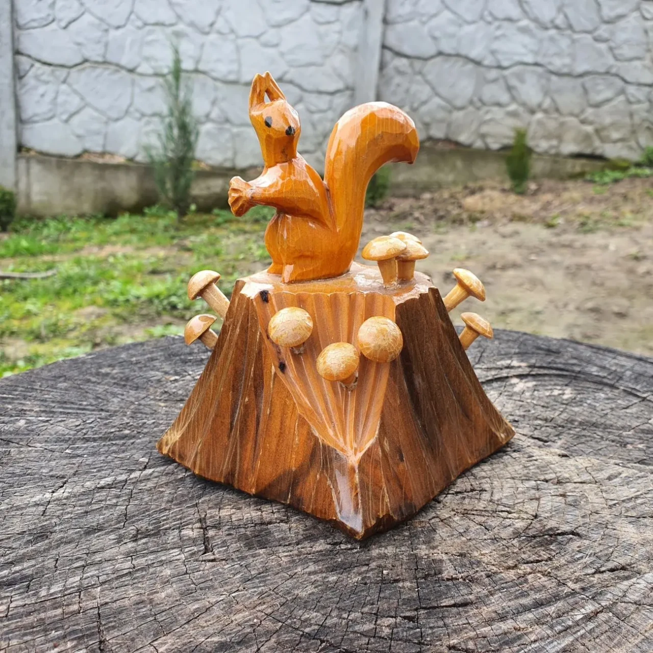 Фігурка дерев'яна на пеньку з грибами СССР