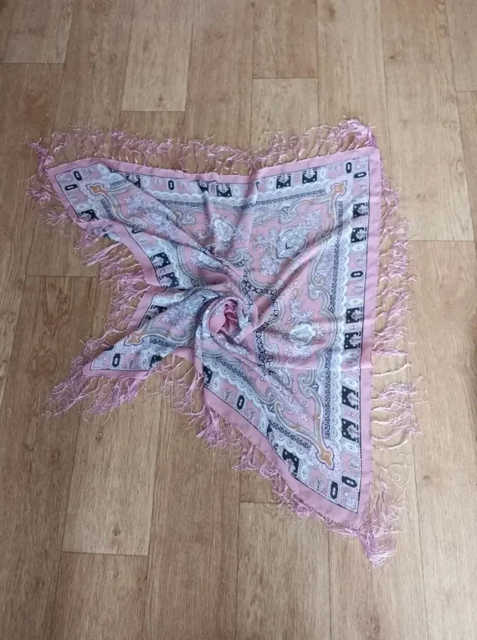 Красивый легкий женский платок с бахромой св.розовый в принт 5