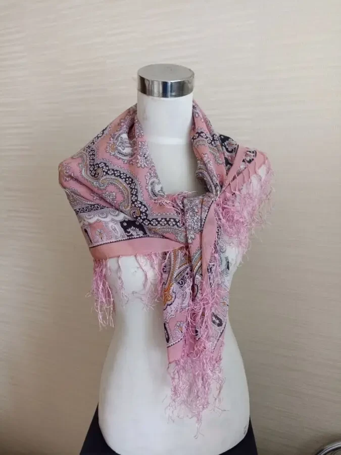 Красивый легкий женский платок с бахромой св.розовый в принт 2