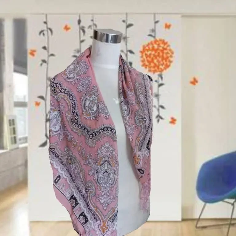 Красивый легкий женский платок с бахромой св.розовый в принт