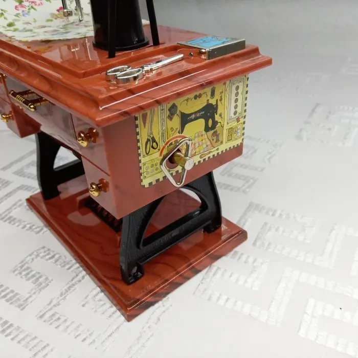 Музична скринька Швейна машинка 3