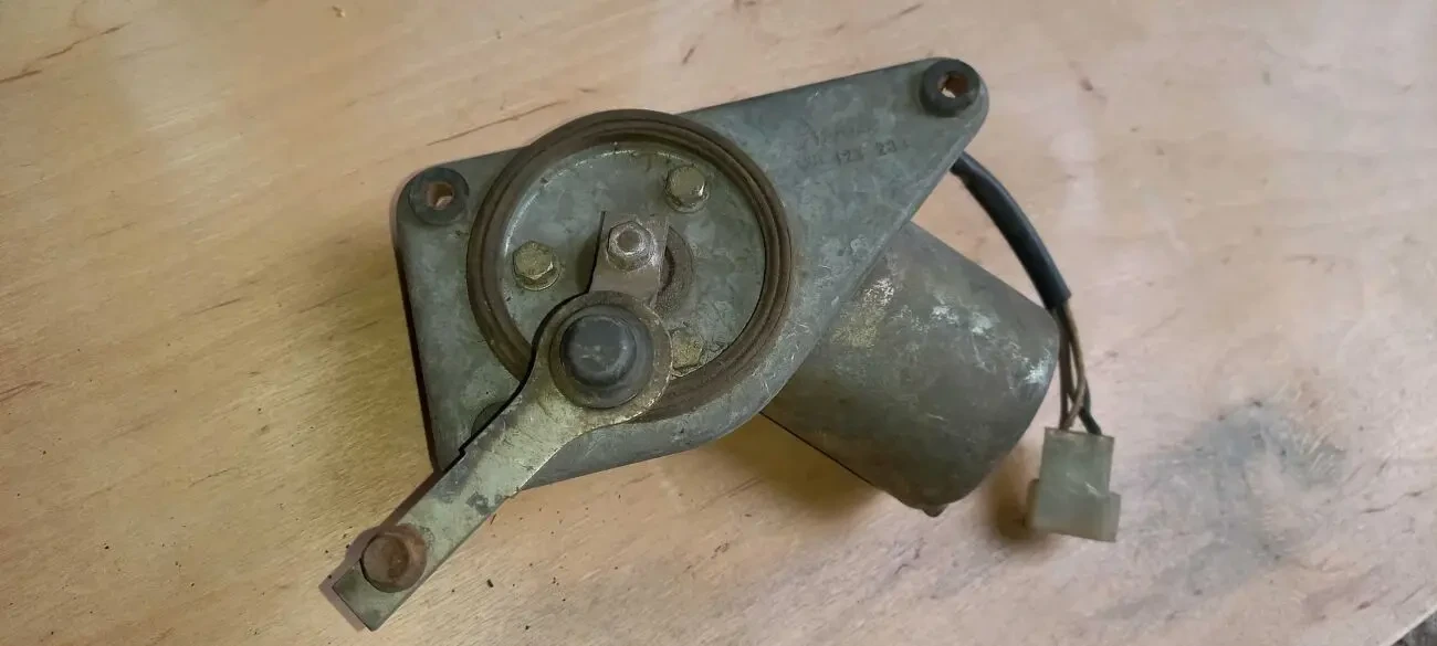 Моторчик двірників Volvo 340