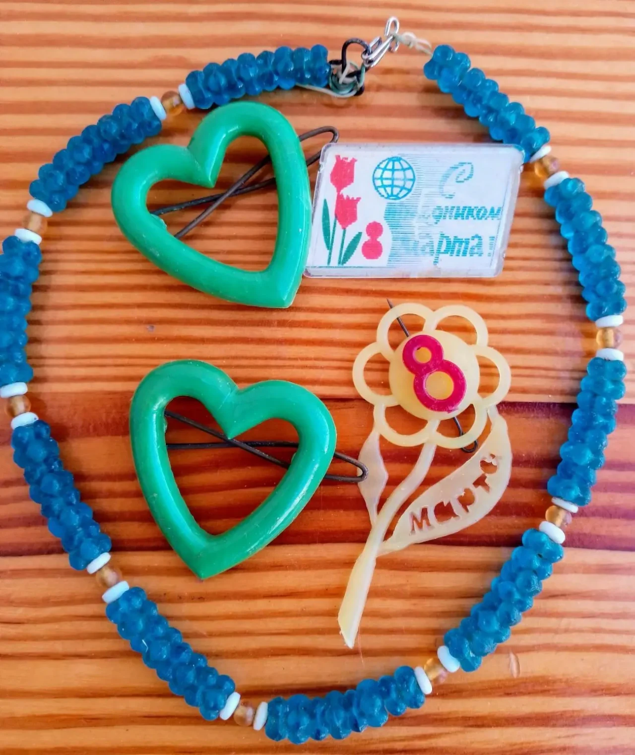 Ретро значок 8 марта переливается, бусы синие, зажимы сердечки набор