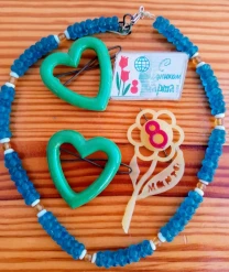 Ретро значок 8 марта переливается, бусы синие, зажимы сердечки набор