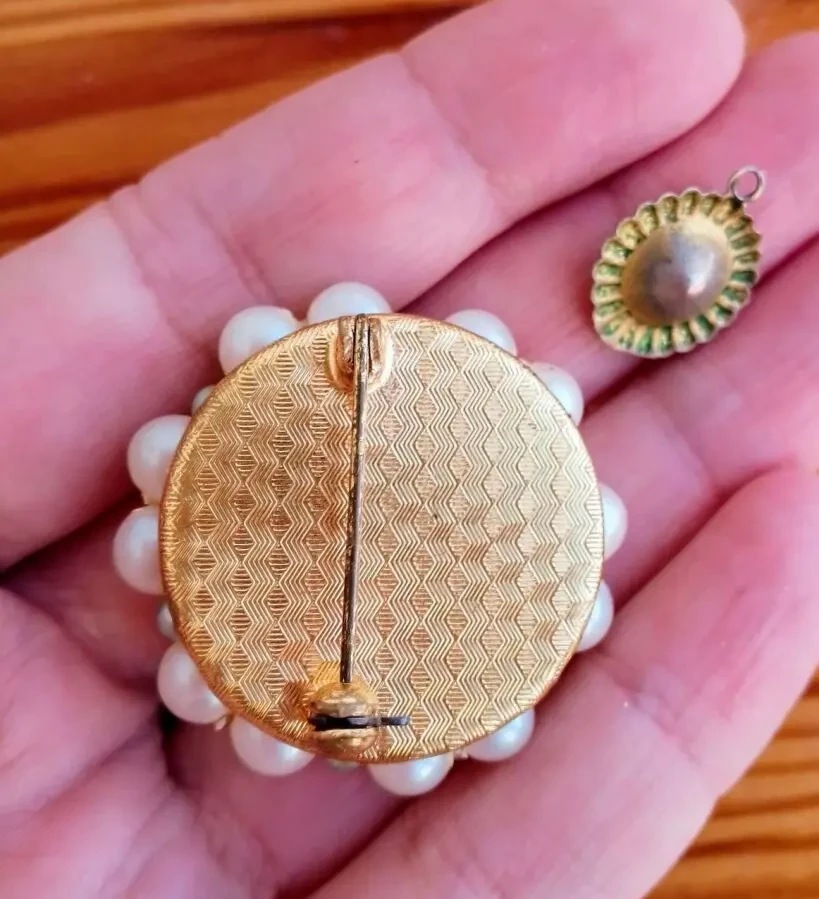 Ретро брошь цветок белый металл булавка колесико и подвеска золотистая 2