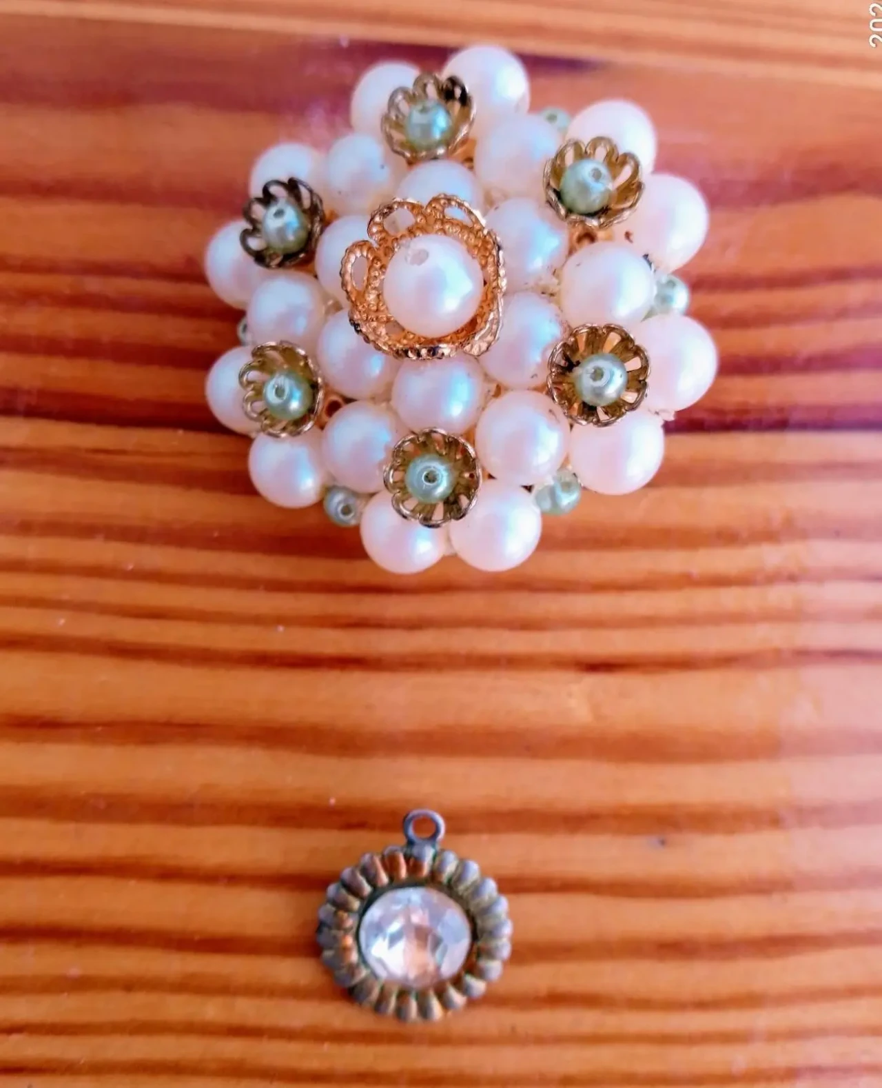 Ретро брошь цветок белый металл булавка колесико и подвеска золотистая