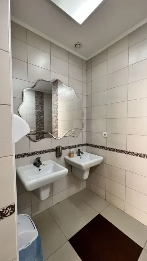 Здається в оренду 2-поверхова будівля з власною територією 3