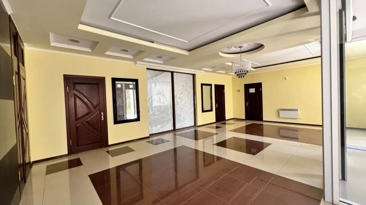 Здається в оренду 2-поверхова будівля з власною територією 5