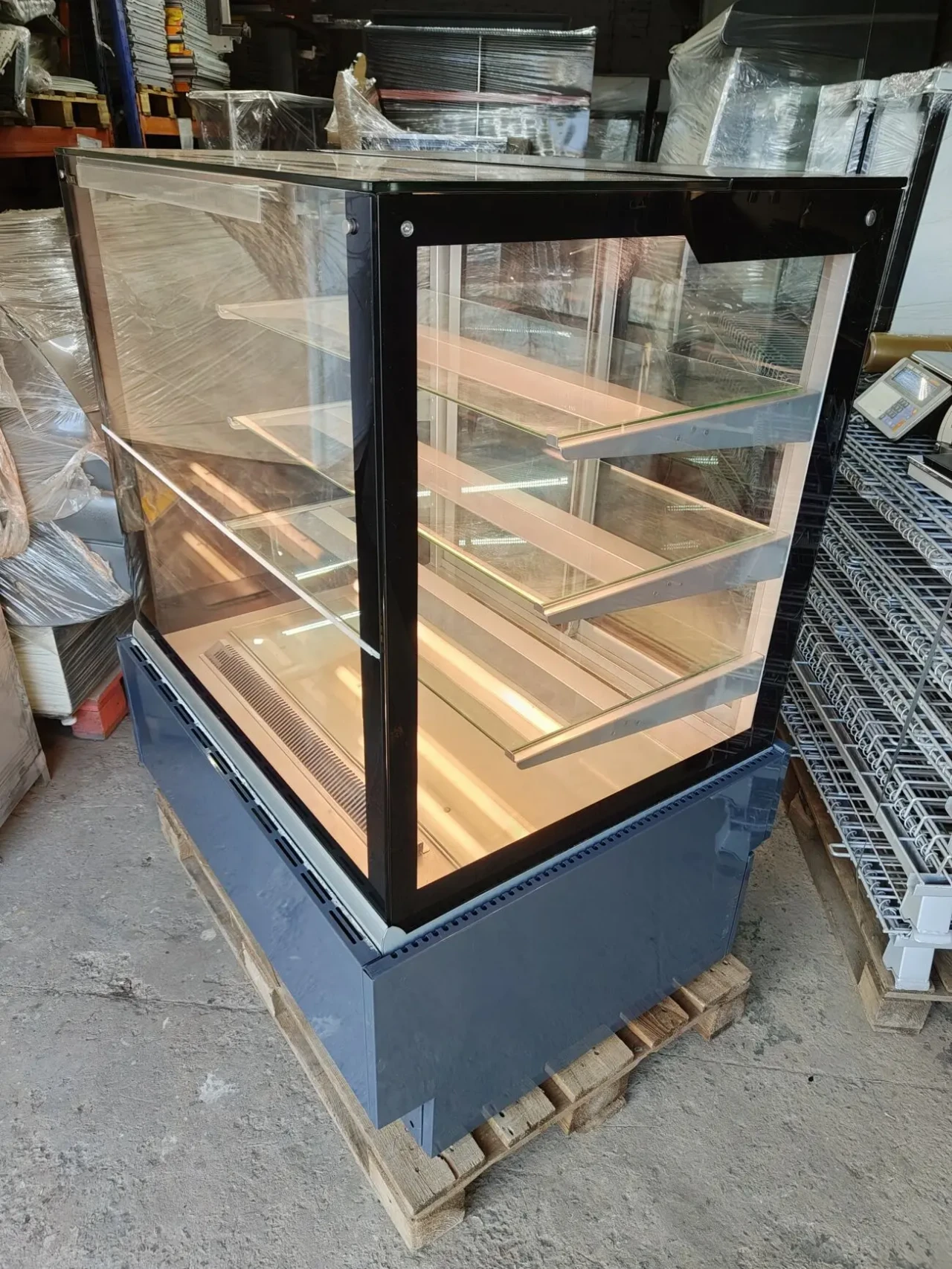 Кондитерська холодильна вітрина Juka , кондитерська вітри 4