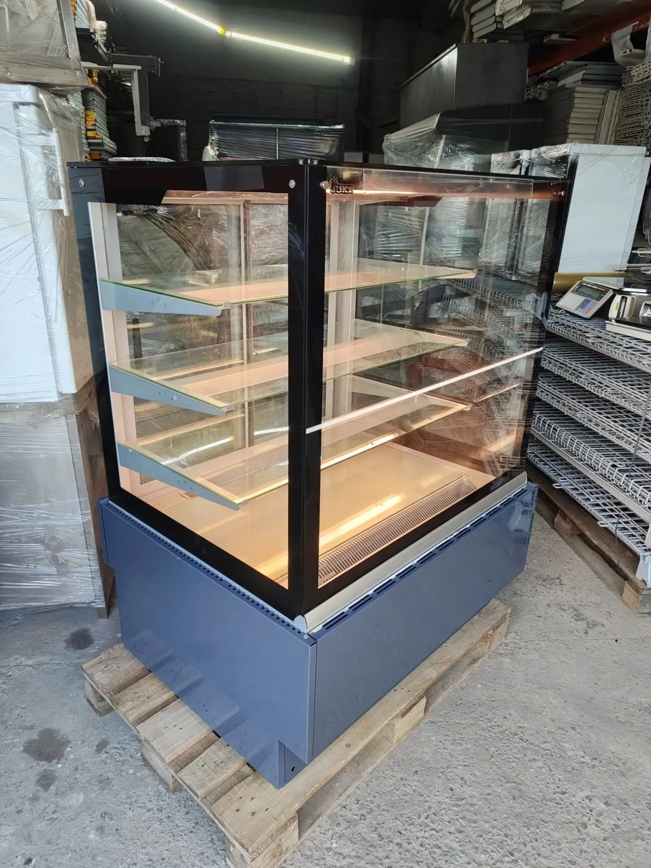 Кондитерська холодильна вітрина Juka , кондитерська вітри 6