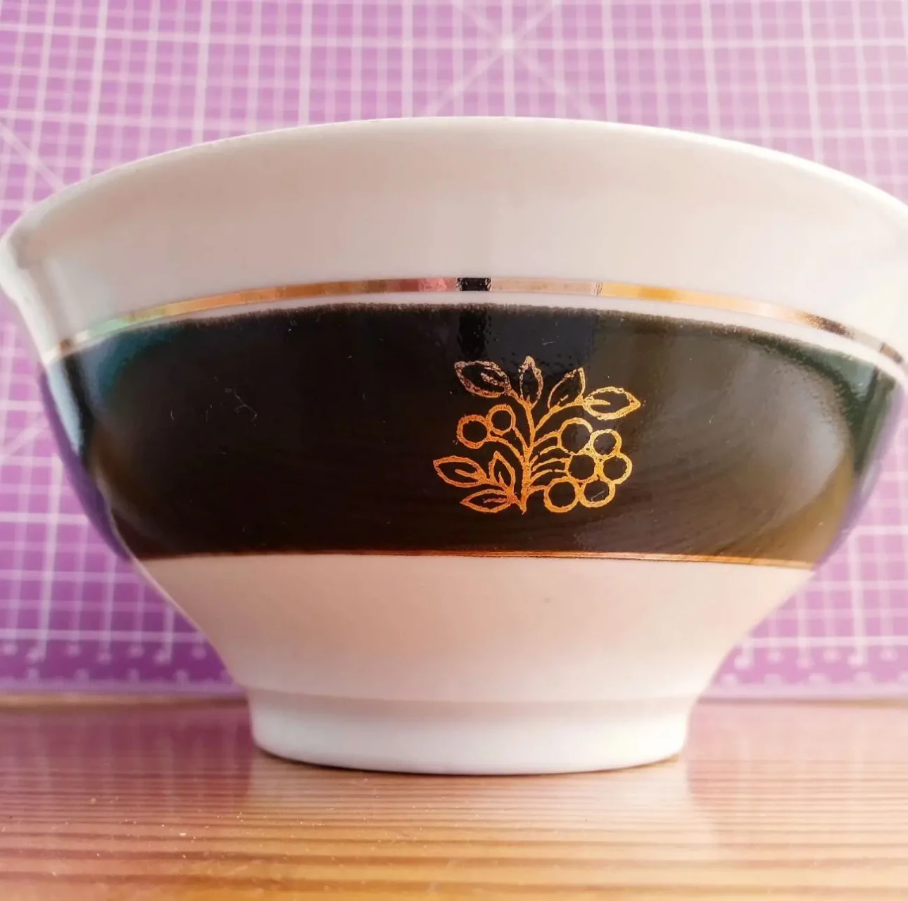 Тарелка салатник белая керамика, ретро, круглая, золотистая роспись 4