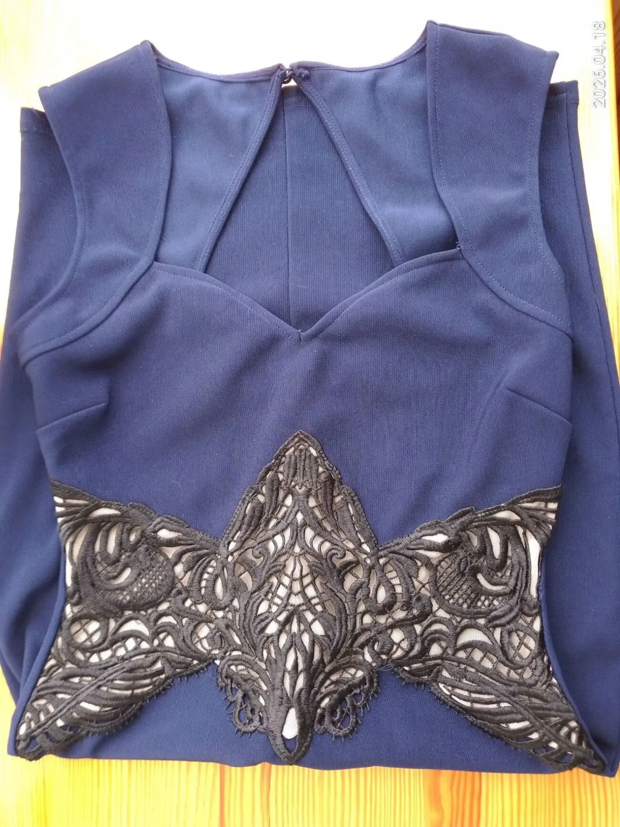 Платье 10 с м синее бежевая вставка, черное кружево, футляр, декольте 3