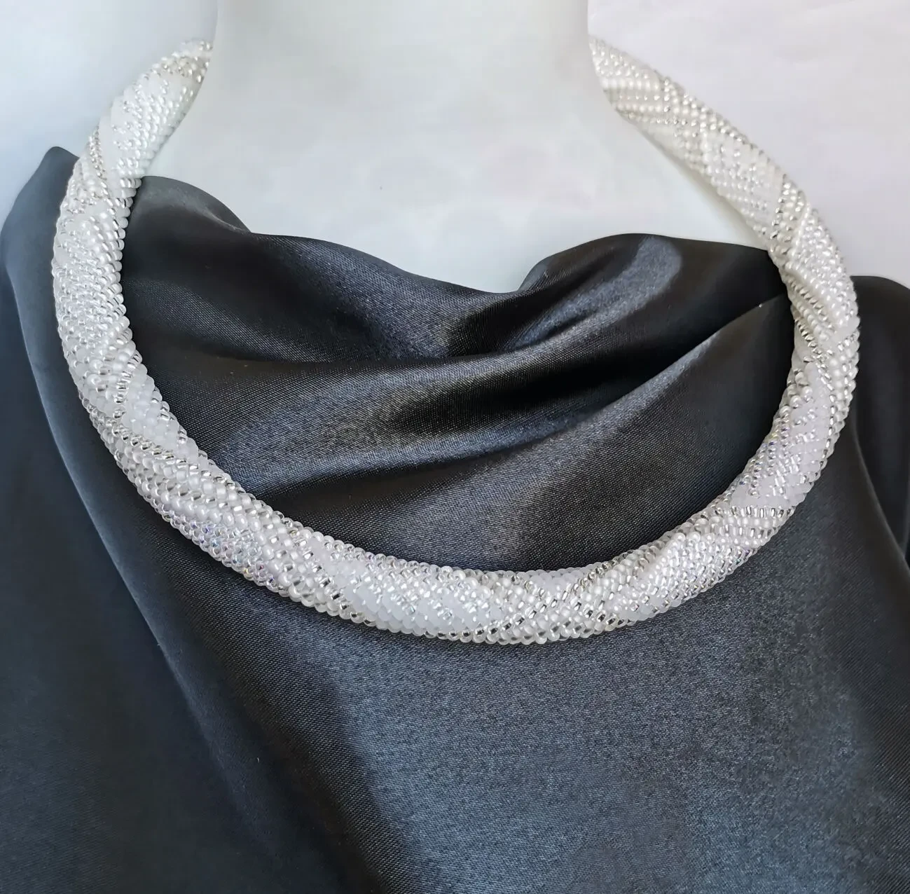 Прикраса із бісеру кольє-джгут Кришталевий дзвін 5