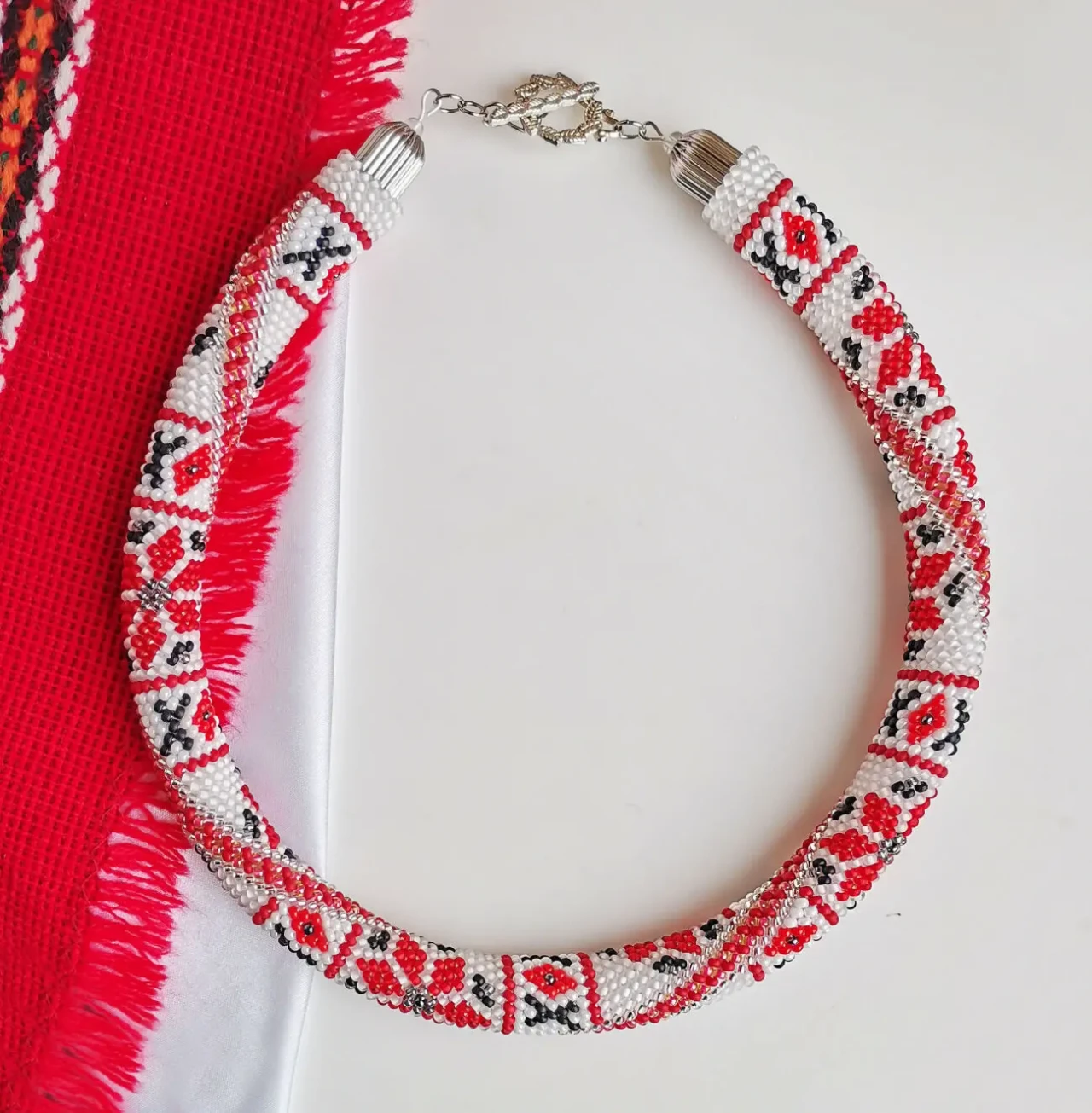 Прикраса із бісеру кольє-джгут Традиція