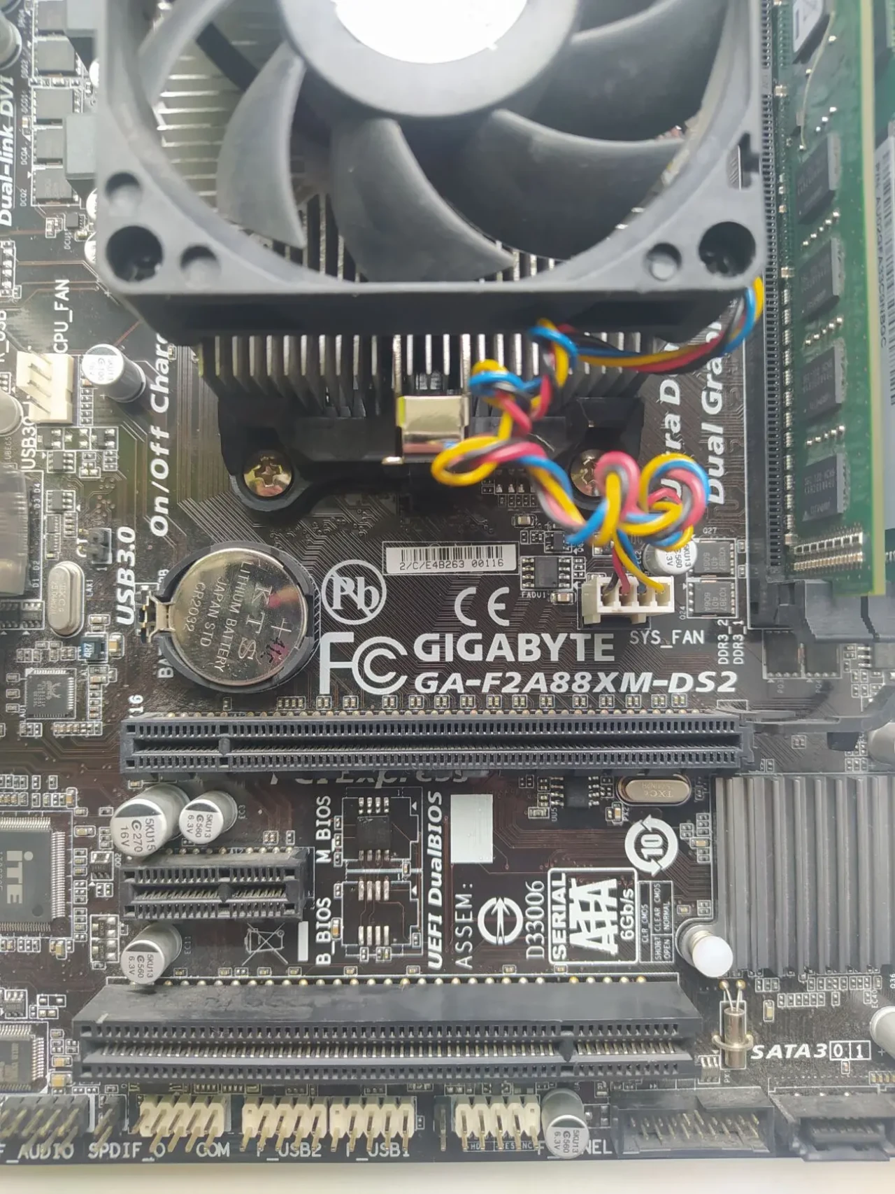 Материнська плата Gigabyte 4