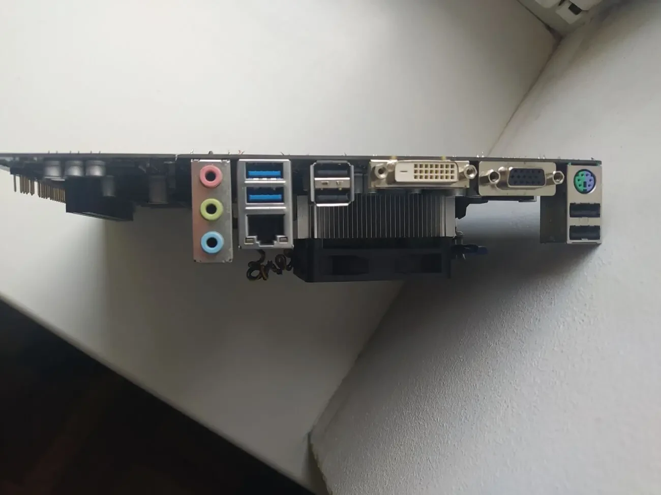 Материнська плата Gigabyte 10