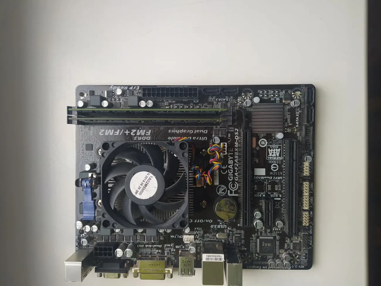 Материнська плата Gigabyte 8