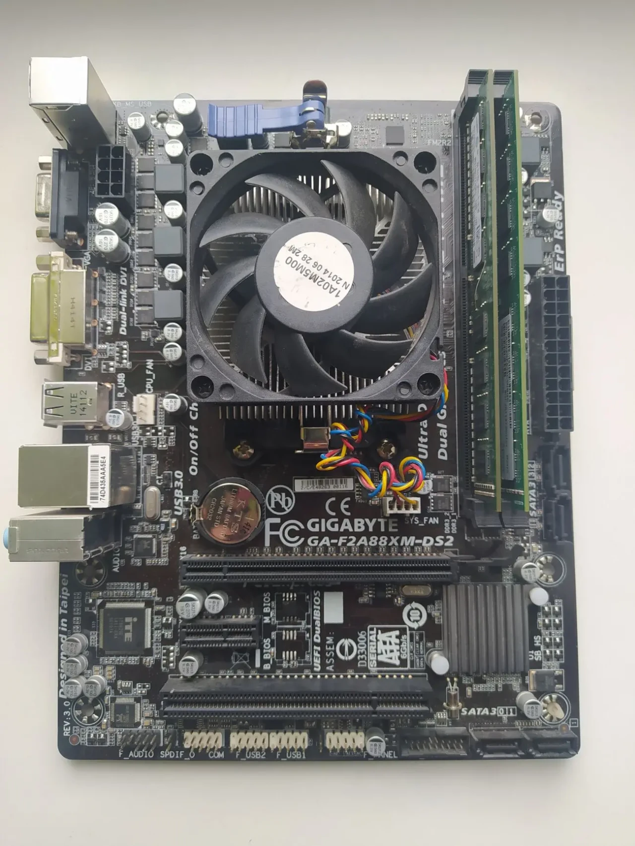 Материнська плата Gigabyte