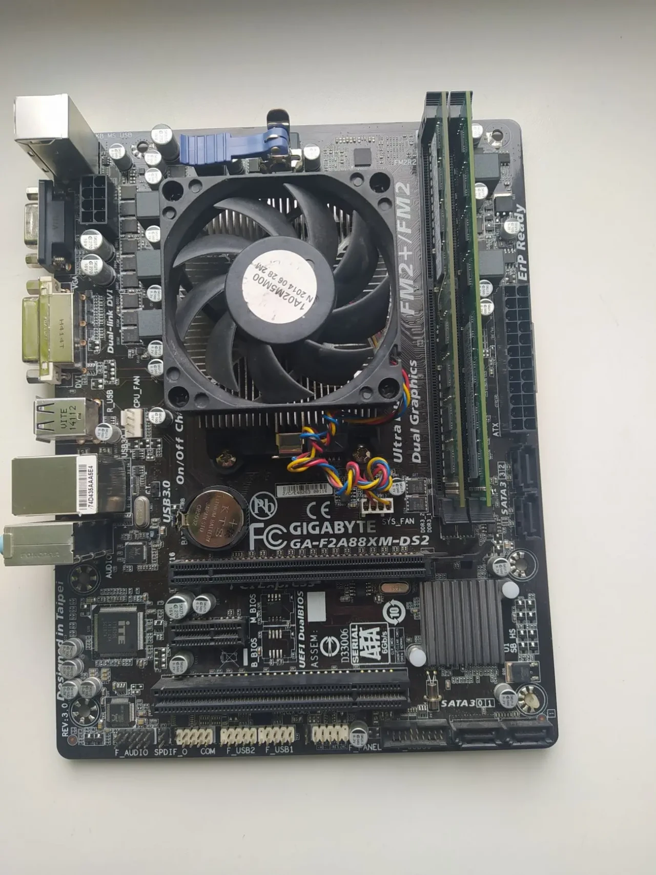 Материнська плата Gigabyte 2