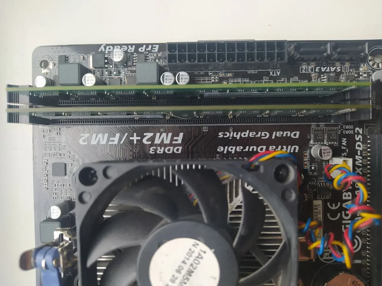 Материнська плата Gigabyte 9