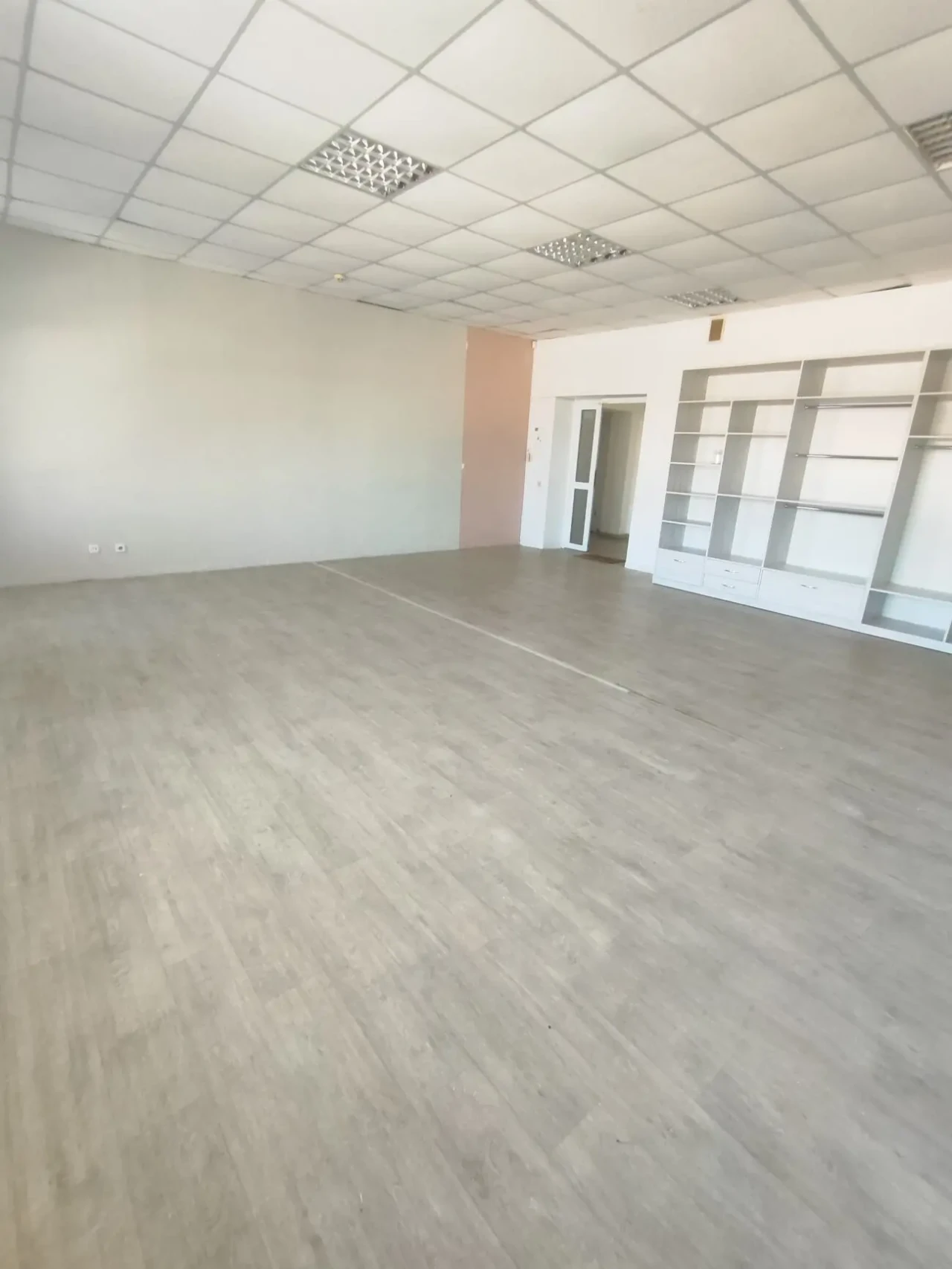 Сдам помещение 46,3кв.м. ТЦ Озёрный, ул Майдан Озёрный, 3 (Боброва, 3) 4