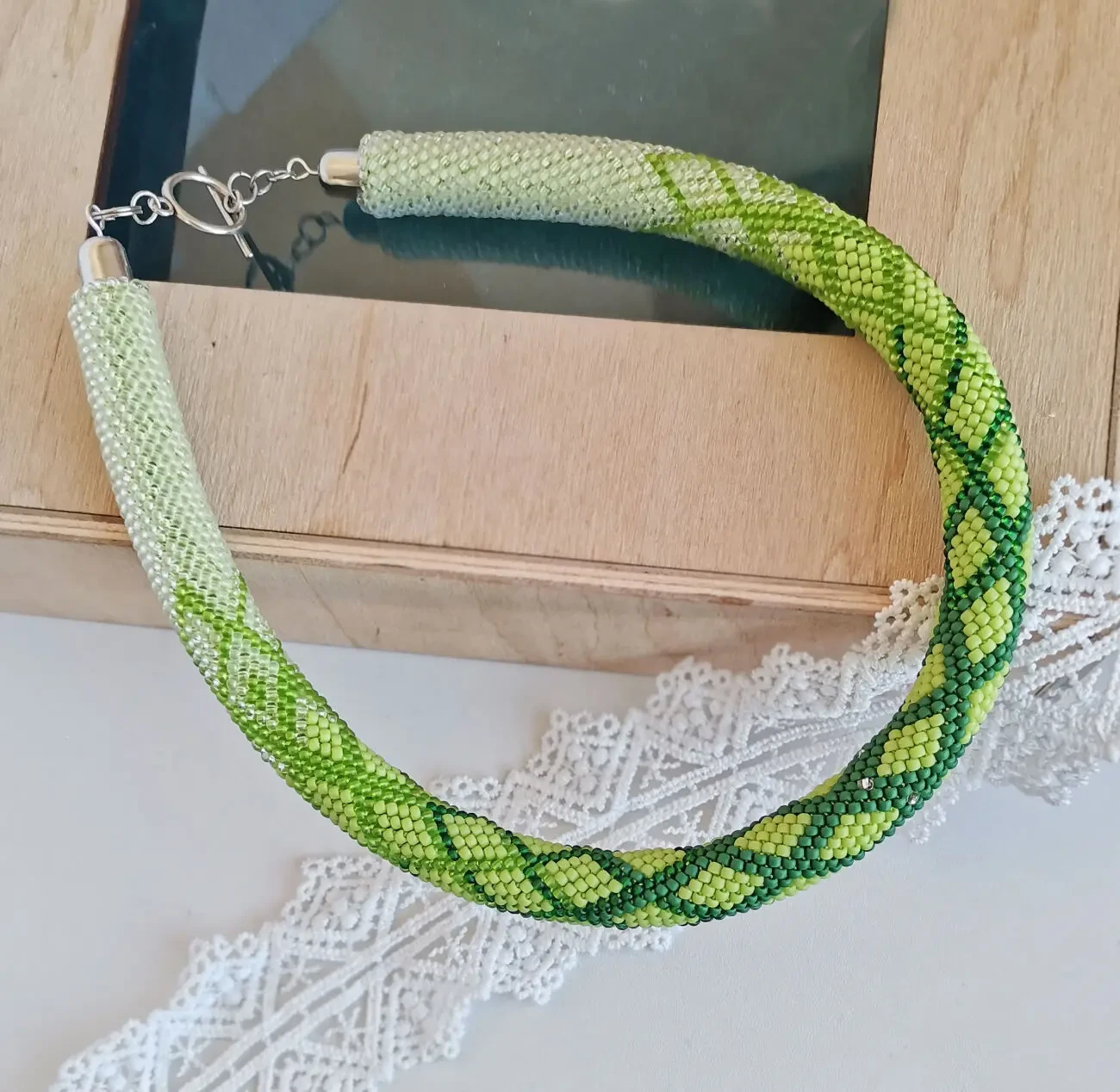 Прикраса із  бісеру кольє-джгут Лісова пісня 10