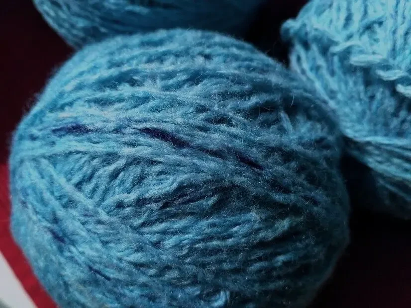 Детям Пряжа нитки шерсть голубого цвета с оттеночным меланжем вес 550