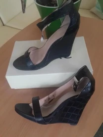 Босоніжки на платформі  next