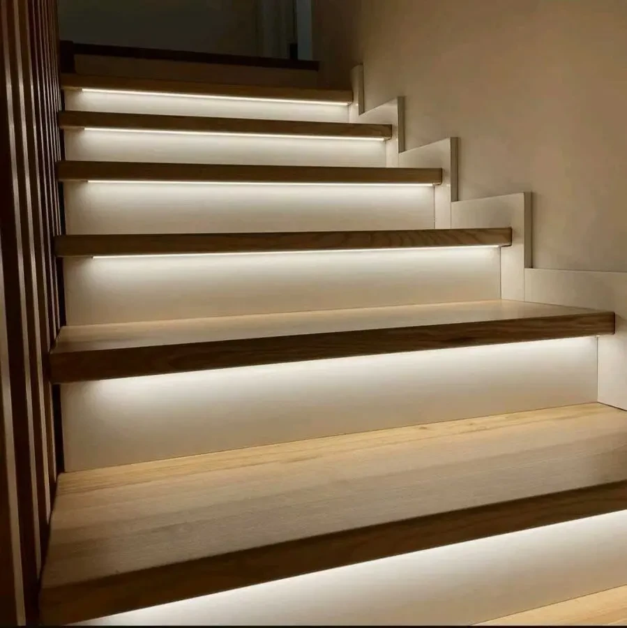 Готові сходи дерев'яні з ясена, виготовлення сходів під замовлення