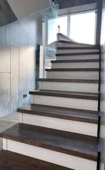 Готові сходи дерев'яні з ясена, виготовлення сходів під замовлення