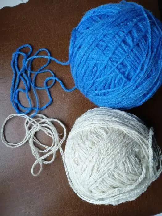 Набор для творчества Пряжа нитки небесно-голубая,кремово-белая шерст 6
