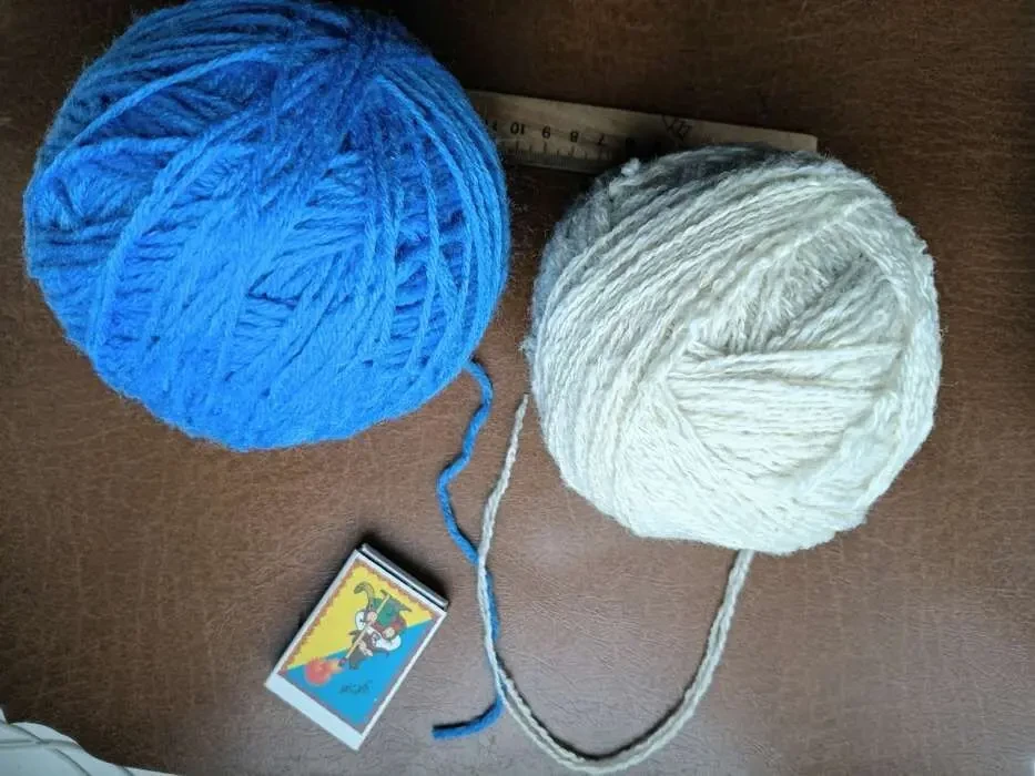 Набор для творчества Пряжа нитки небесно-голубая,кремово-белая шерст 2