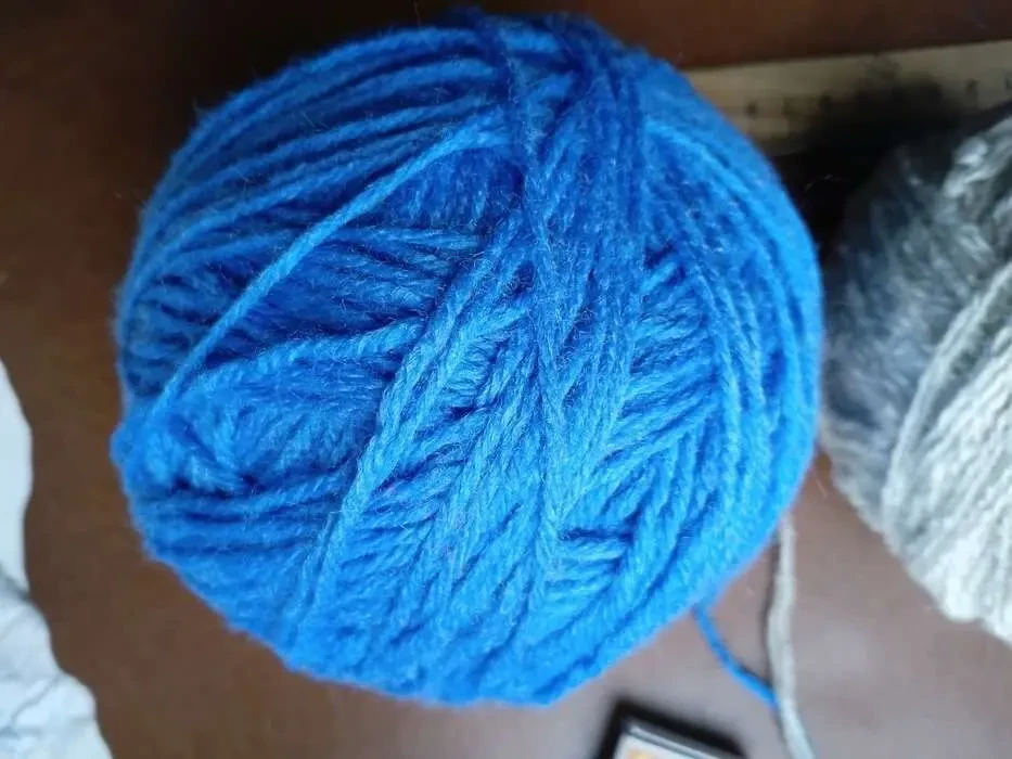 Набор для творчества Пряжа нитки небесно-голубая,кремово-белая шерст 4