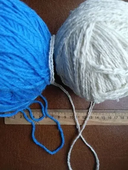 Набор для творчества Пряжа нитки небесно-голубая,кремово-белая шерст 3