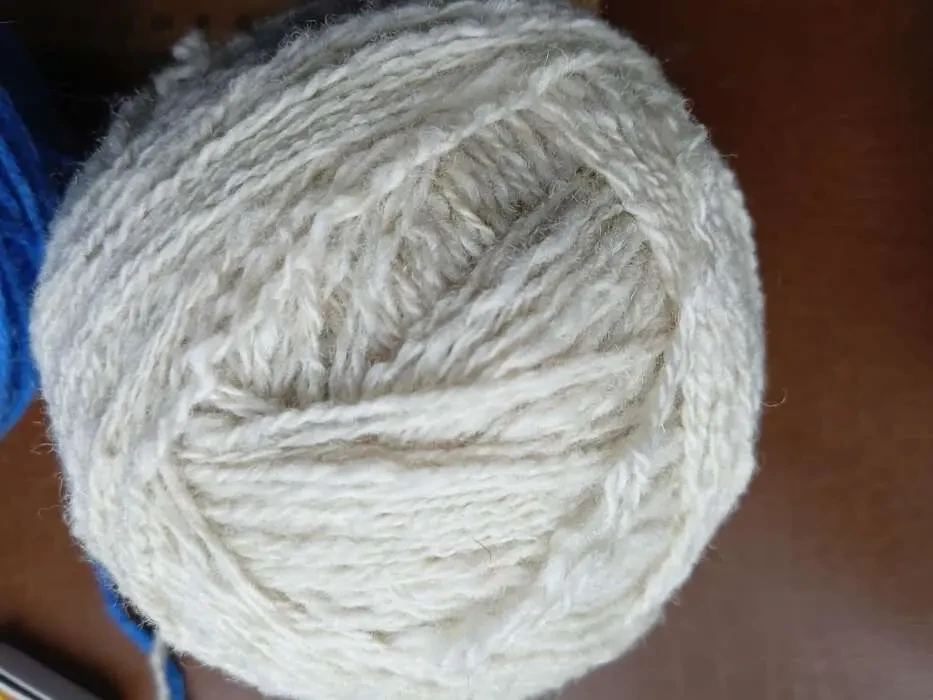 Набор для творчества Пряжа нитки небесно-голубая,кремово-белая шерст 5