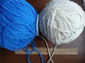 Набор для творчества Пряжа нитки небесно-голубая,кремово-белая шерст