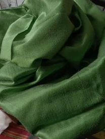 Ткань зеленый травяной цвет, как атлас, текстиль