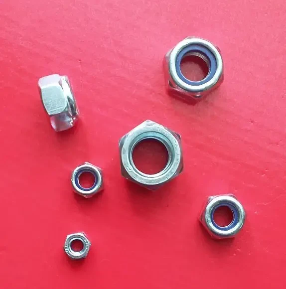 Гайки самостопорні, різні. Ціна за 100 грам