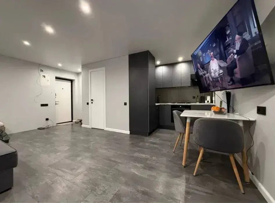 Стильная студия с новым ремонтом 3