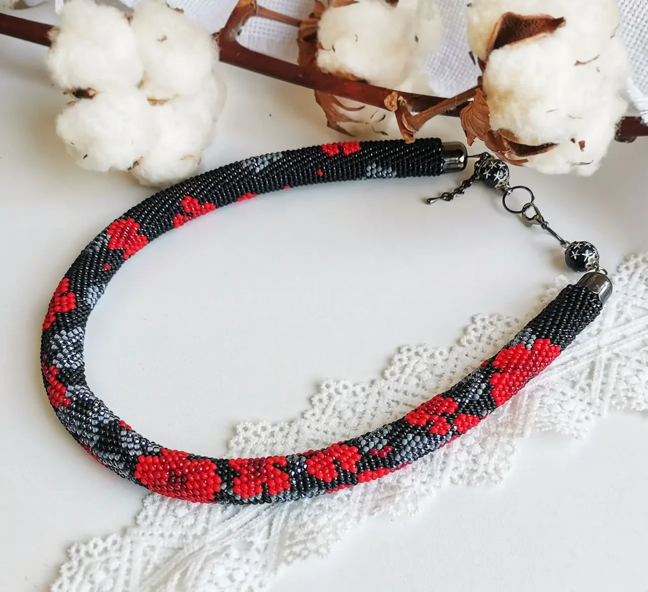 Прикраса із бісеру кольє-джгут Червоні вогники 6