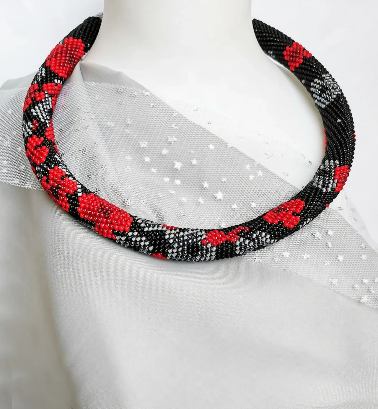 Прикраса із бісеру кольє-джгут Червоні вогники 2