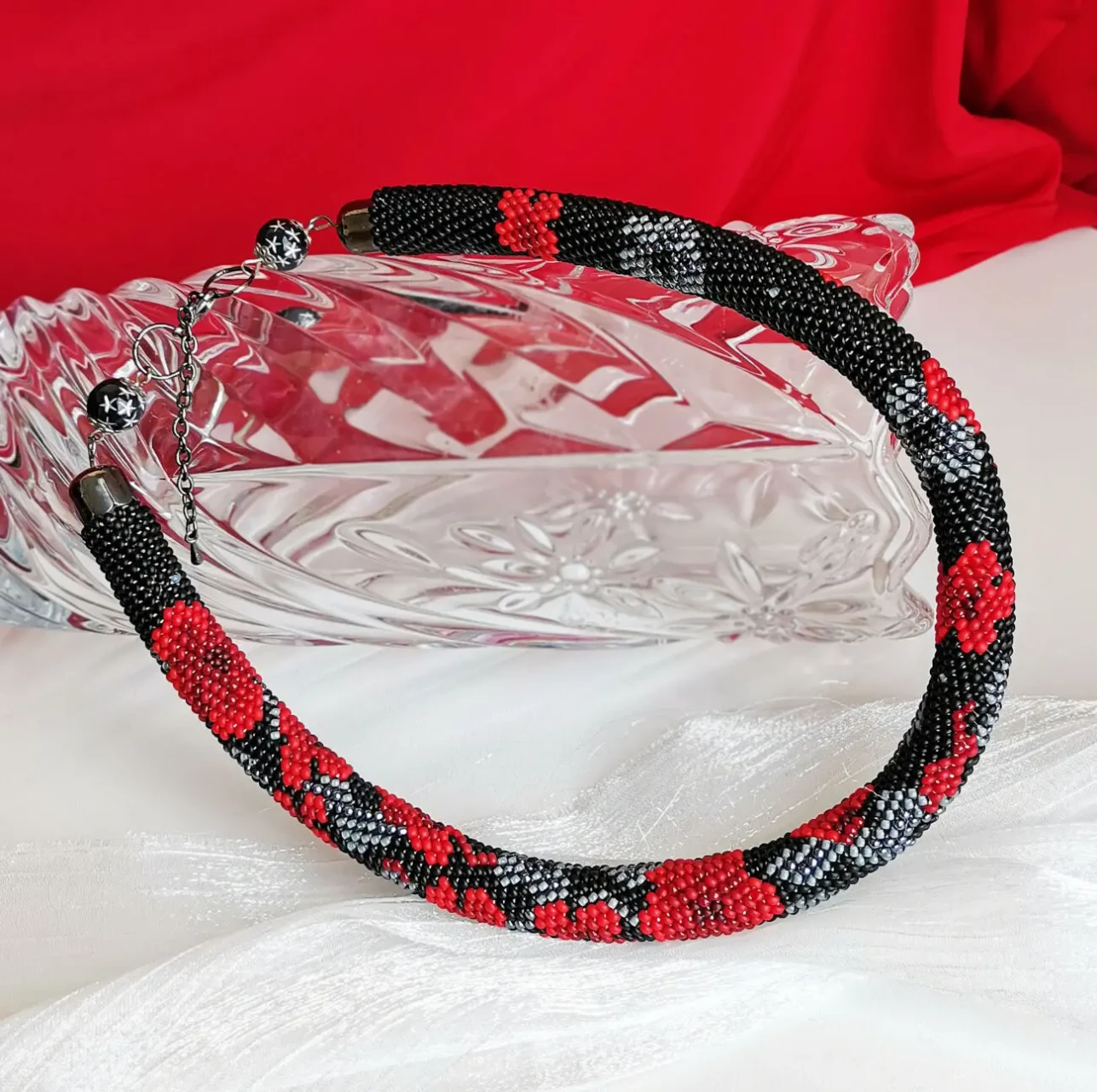 Прикраса із бісеру кольє-джгут Червоні вогники 10