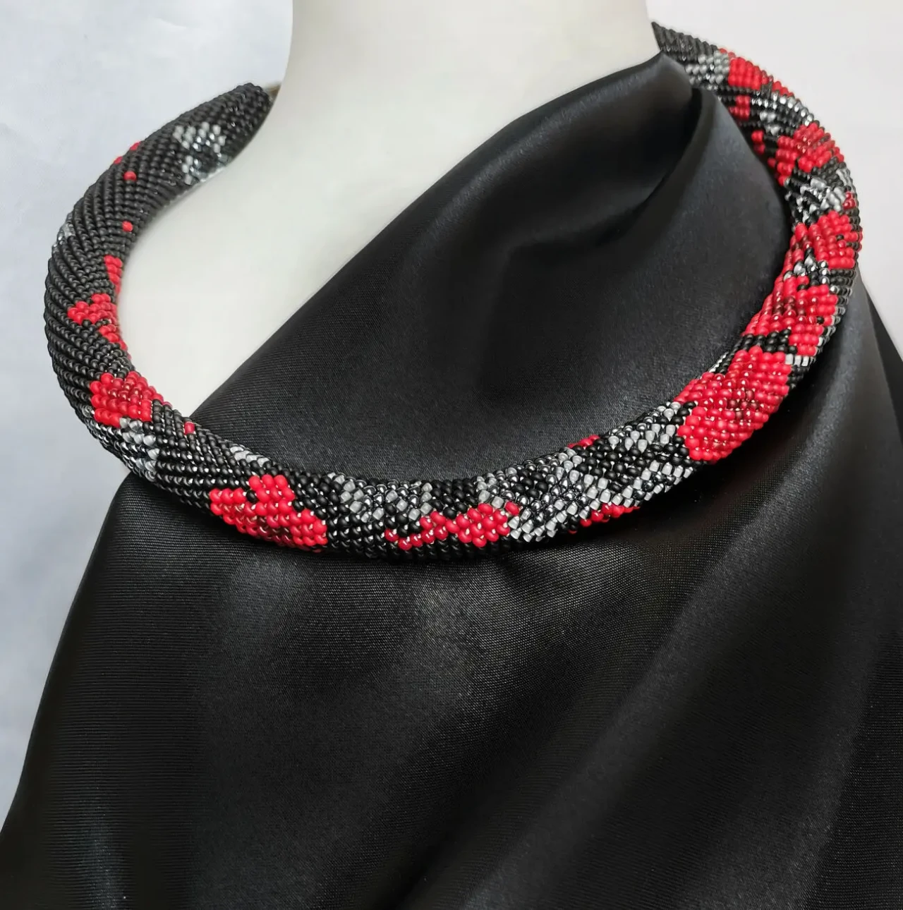 Прикраса із бісеру кольє-джгут Червоні вогники 7