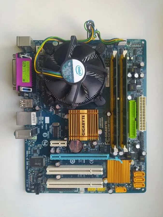 Материнська плата Gigabyte 10