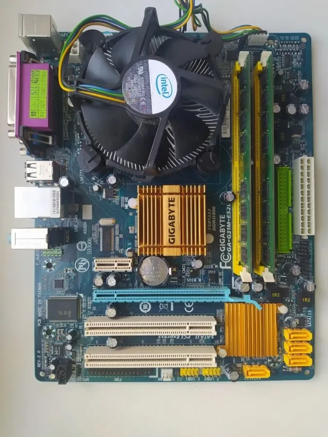 Материнська плата Gigabyte 2